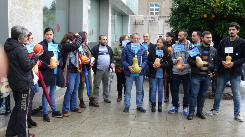 A PGDEP realizou un acto de entrega de cabazas ao conselleiro de Educación para simbolizar o seu suspenso por aplicar as reválidas
